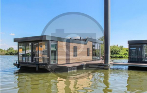 Houseboat Waterlelie